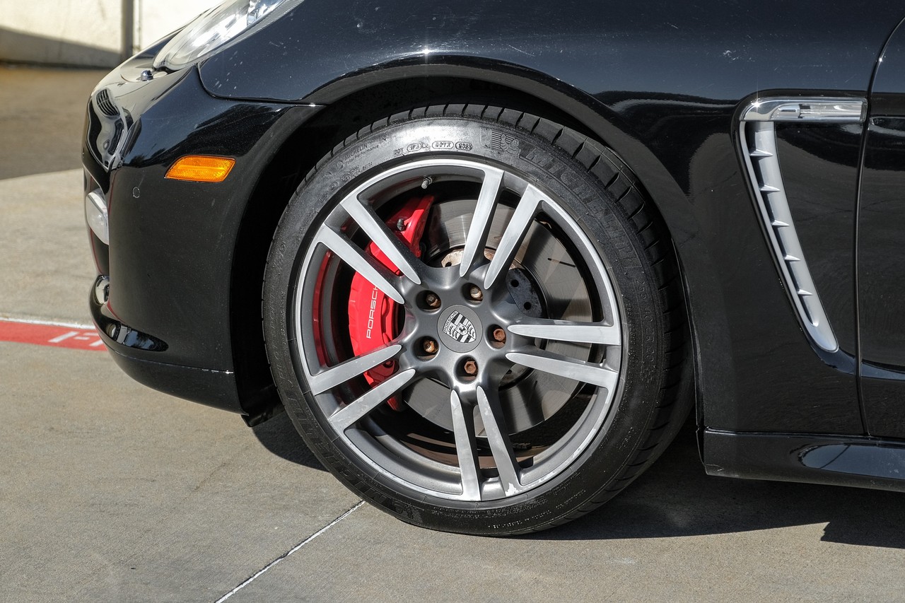 Porsche Panamera Vehicle Main Gallery Image 57