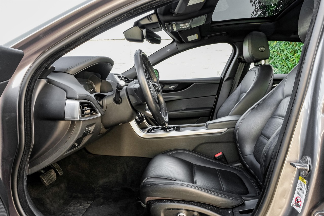 Jaguar XE Vehicle Main Gallery Image 04