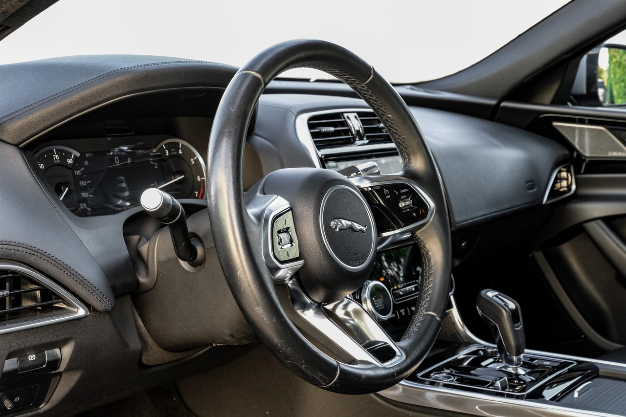 Jaguar XE Vehicle Main Gallery Image 16