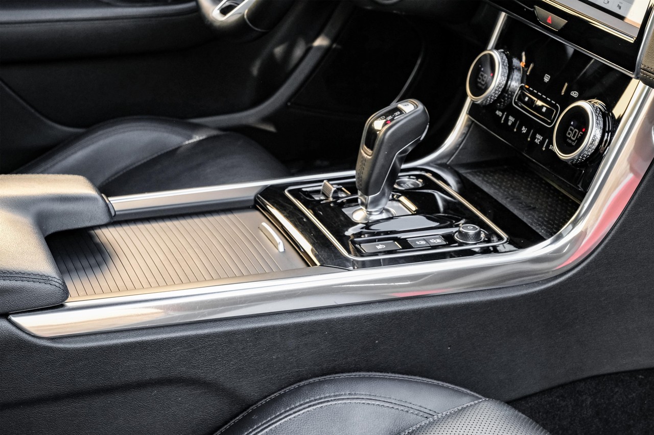 Jaguar XE Vehicle Main Gallery Image 24