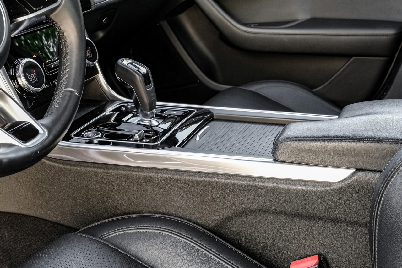 Jaguar XE Vehicle Main Gallery Image 25