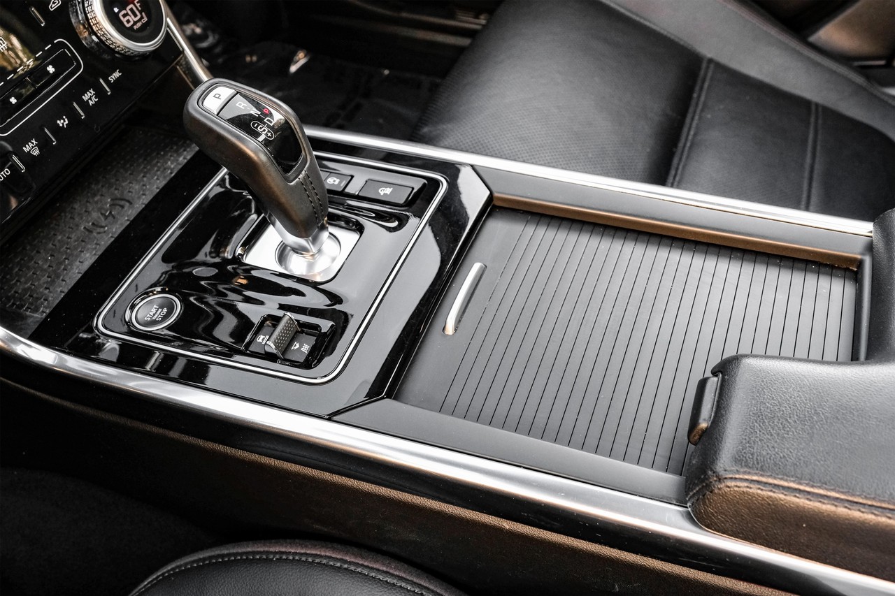 Jaguar XE Vehicle Main Gallery Image 26