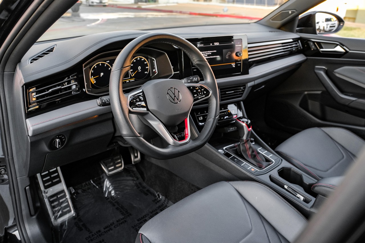 Volkswagen Jetta GLI Vehicle Main Gallery Image 03