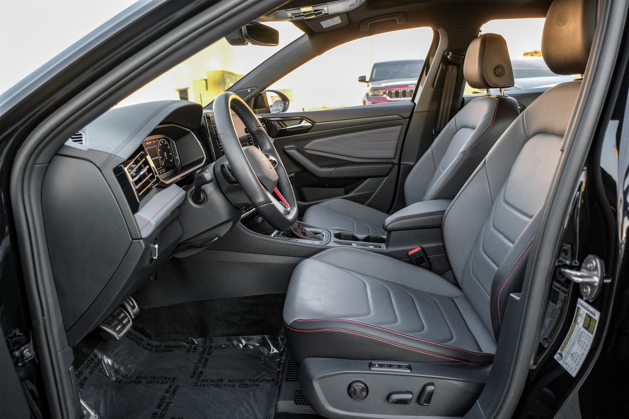 Volkswagen Jetta GLI Vehicle Main Gallery Image 04