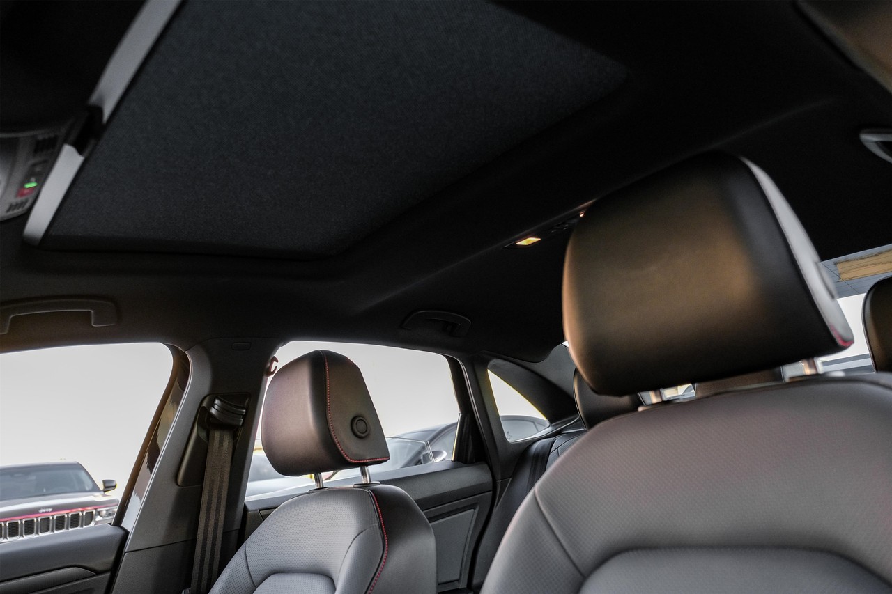 Volkswagen Jetta GLI Vehicle Main Gallery Image 05