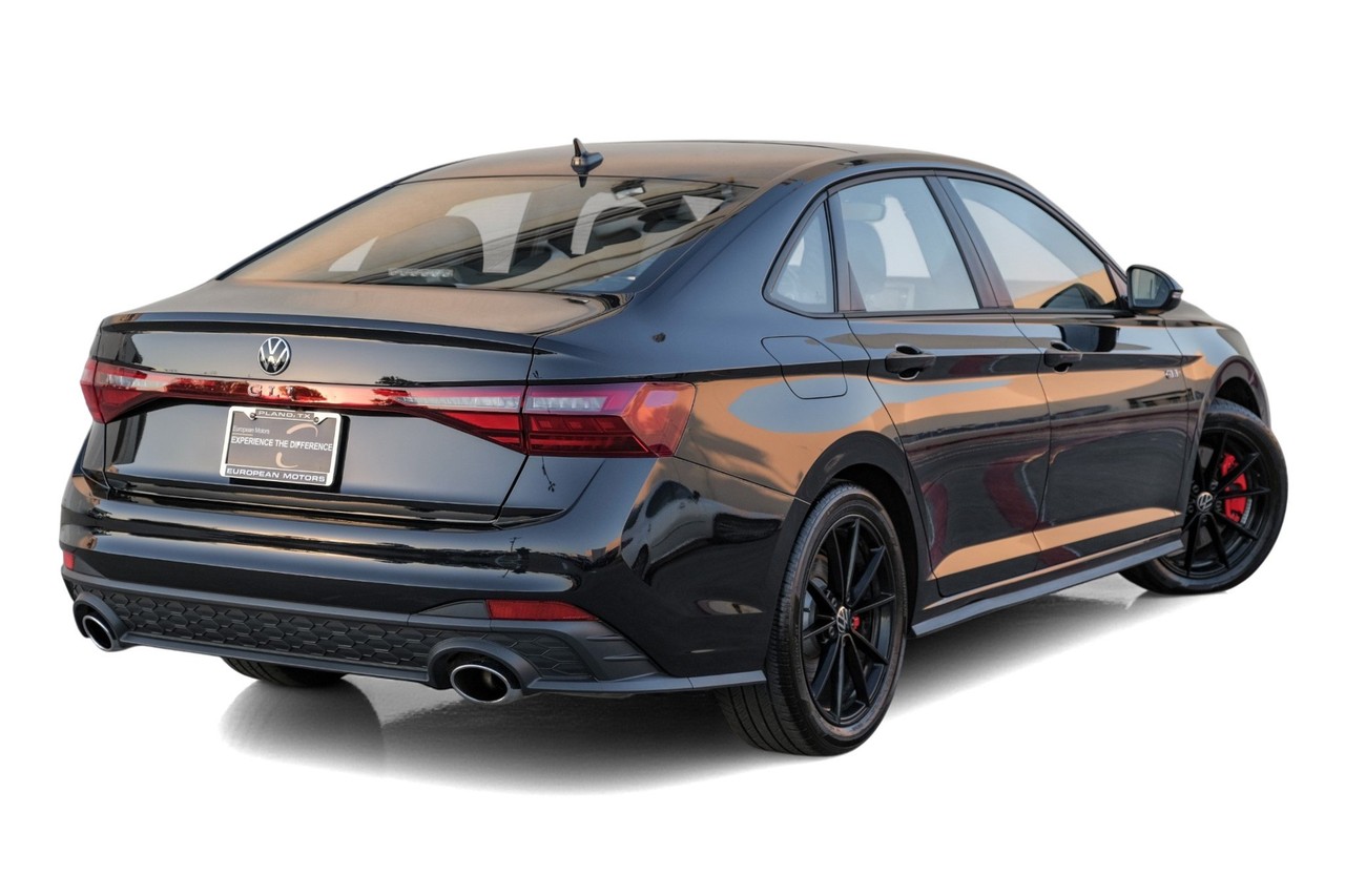 Volkswagen Jetta GLI Vehicle Main Gallery Image 09