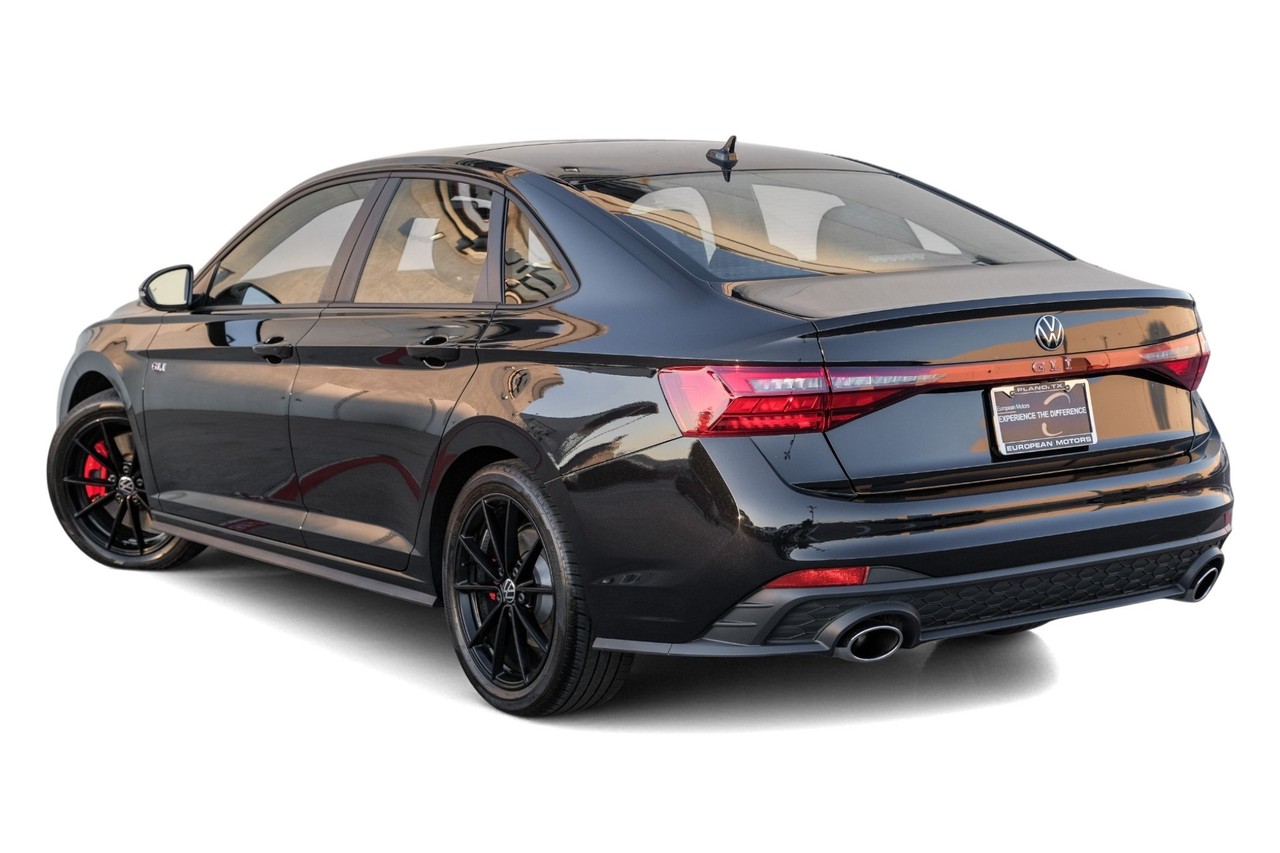 Volkswagen Jetta GLI Vehicle Main Gallery Image 11