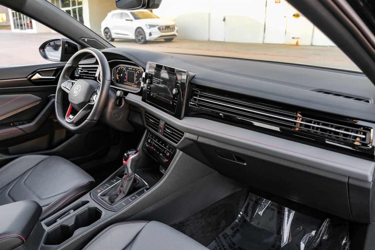 Volkswagen Jetta GLI Vehicle Main Gallery Image 13