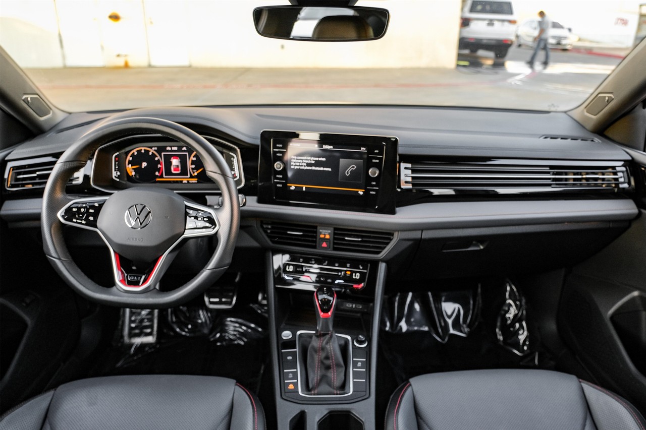 Volkswagen Jetta GLI Vehicle Main Gallery Image 15