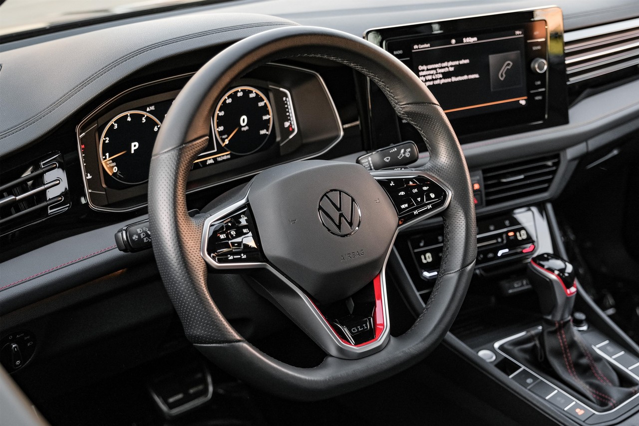 Volkswagen Jetta GLI Vehicle Main Gallery Image 16