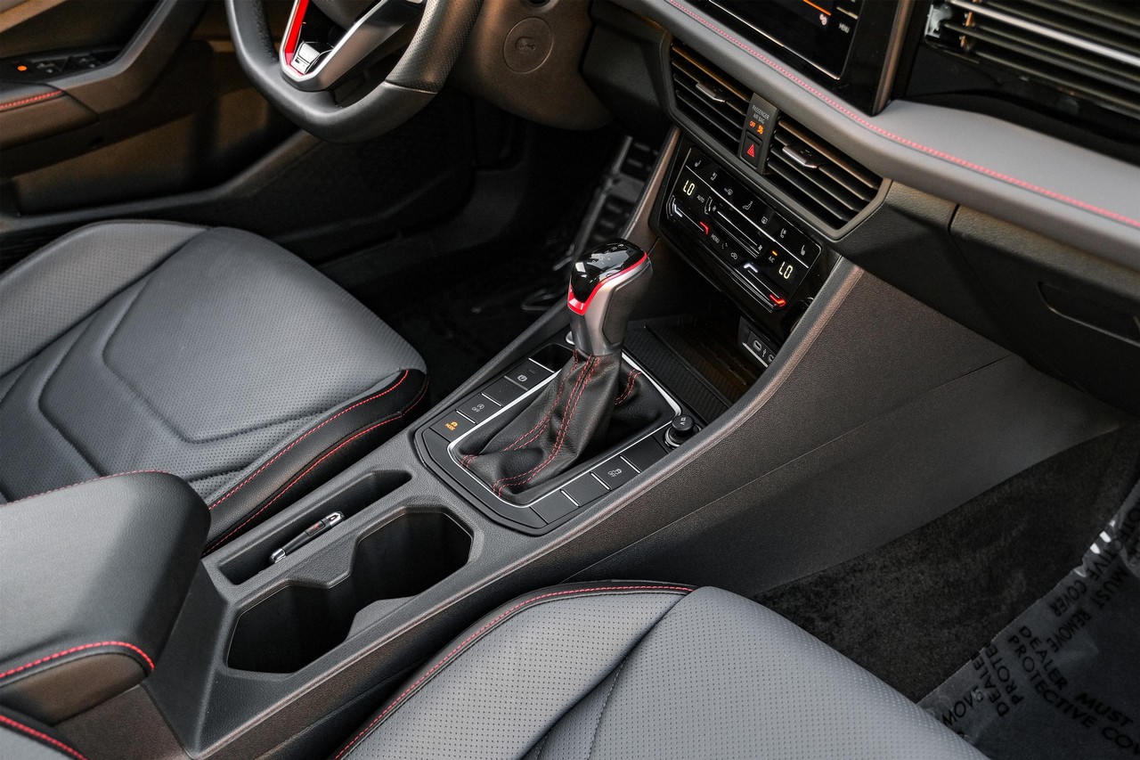 Volkswagen Jetta GLI Vehicle Main Gallery Image 23