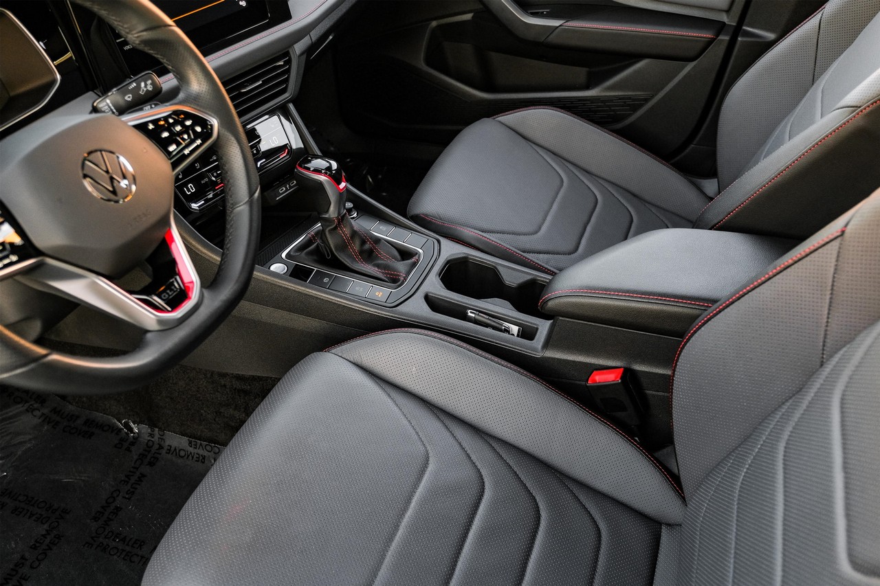 Volkswagen Jetta GLI Vehicle Main Gallery Image 24