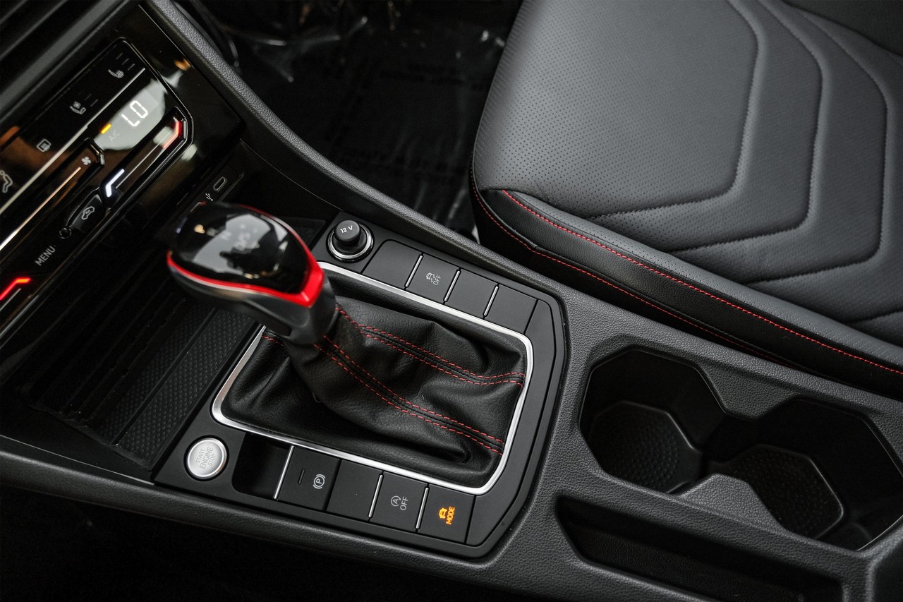 Volkswagen Jetta GLI Vehicle Main Gallery Image 25