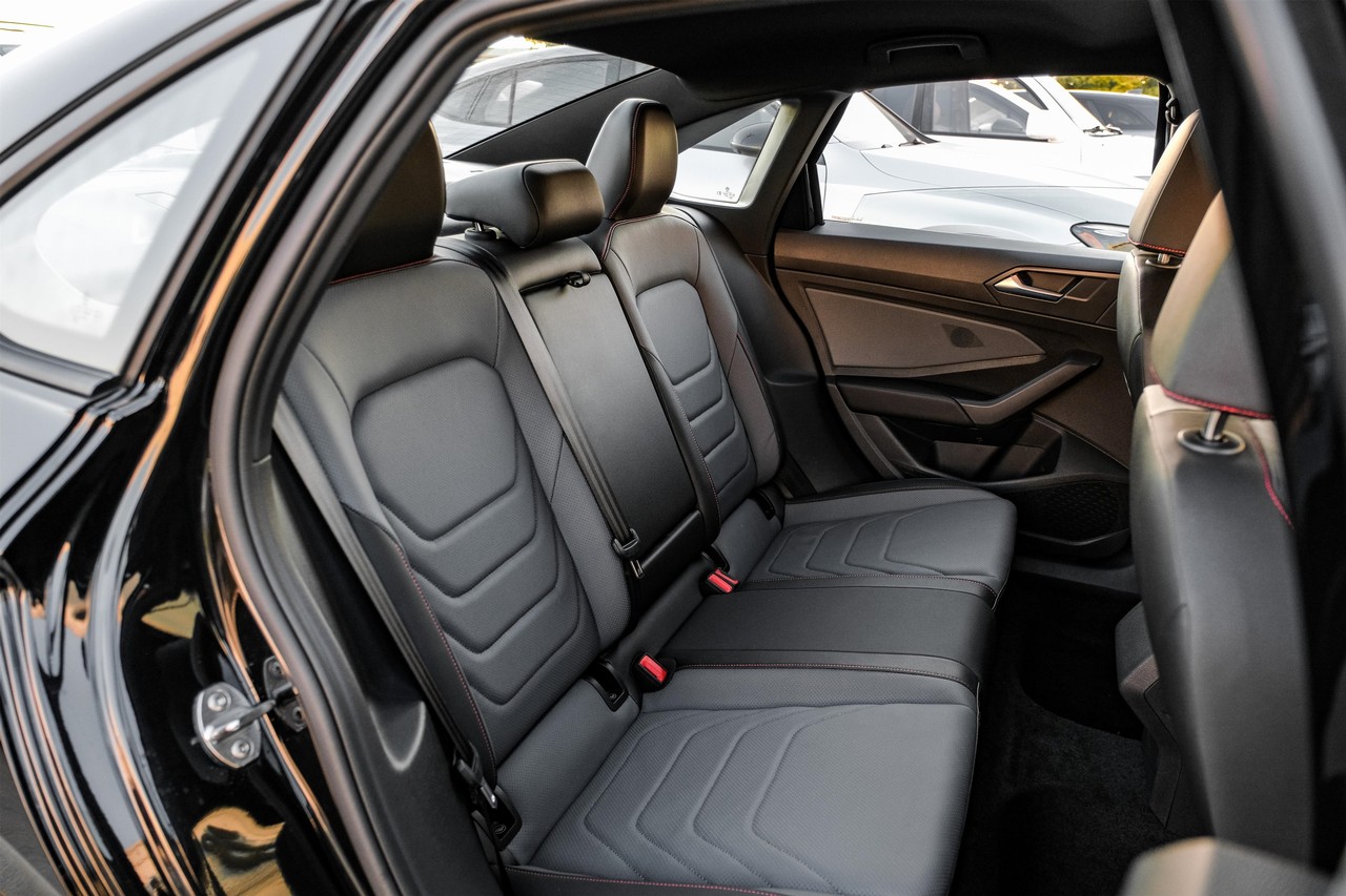 Volkswagen Jetta GLI Vehicle Main Gallery Image 32