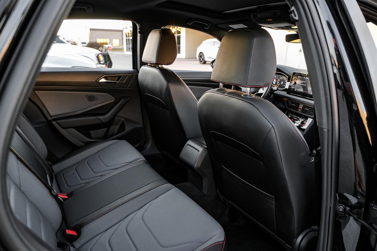 Volkswagen Jetta GLI Vehicle Main Gallery Image 33