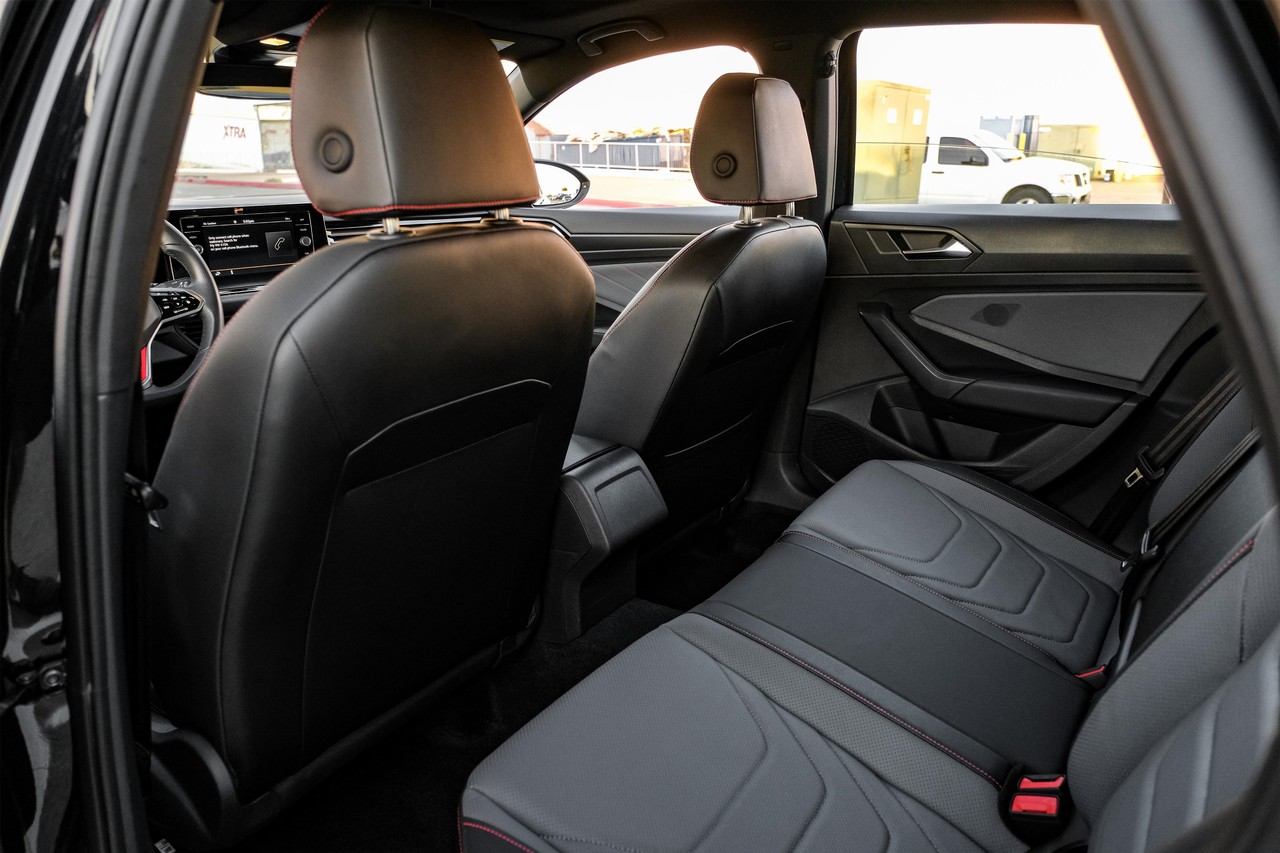 Volkswagen Jetta GLI Vehicle Main Gallery Image 34