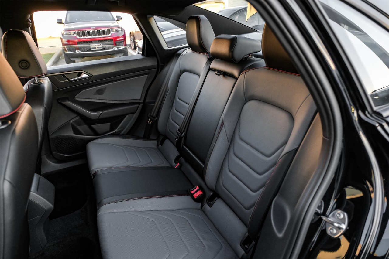 Volkswagen Jetta GLI Vehicle Main Gallery Image 35