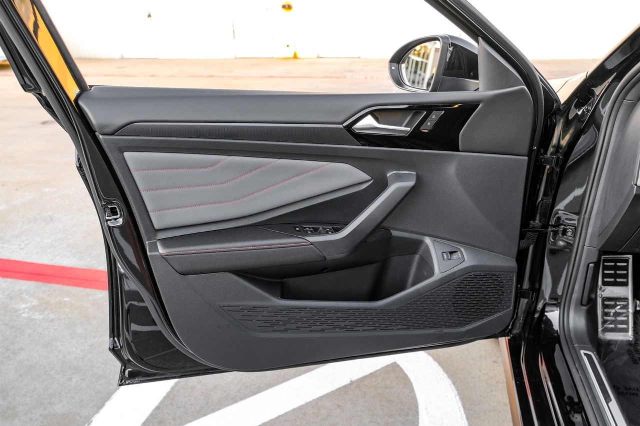 Volkswagen Jetta GLI Vehicle Main Gallery Image 38