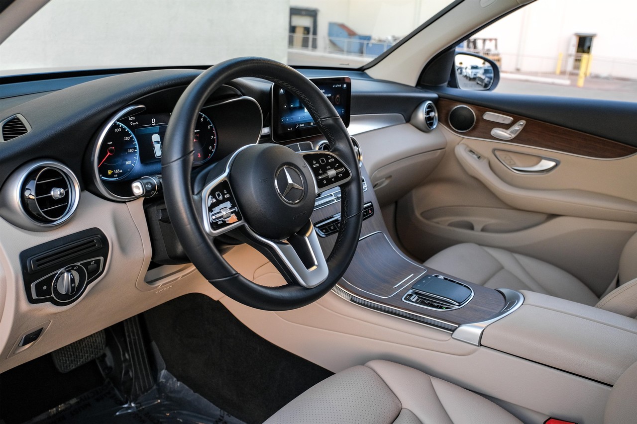 Mercedes-Benz GLC 300 Vehicle Main Gallery Image 03