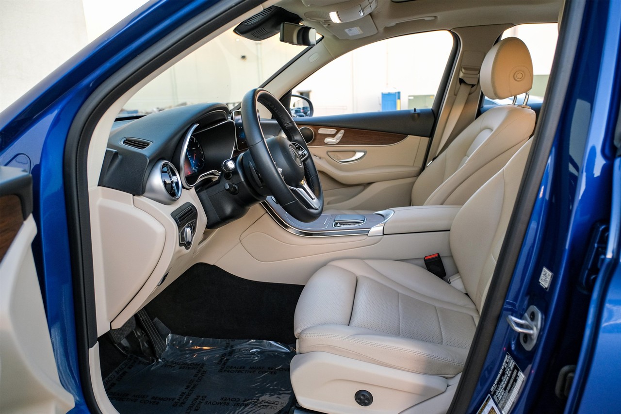 Mercedes-Benz GLC 300 Vehicle Main Gallery Image 04