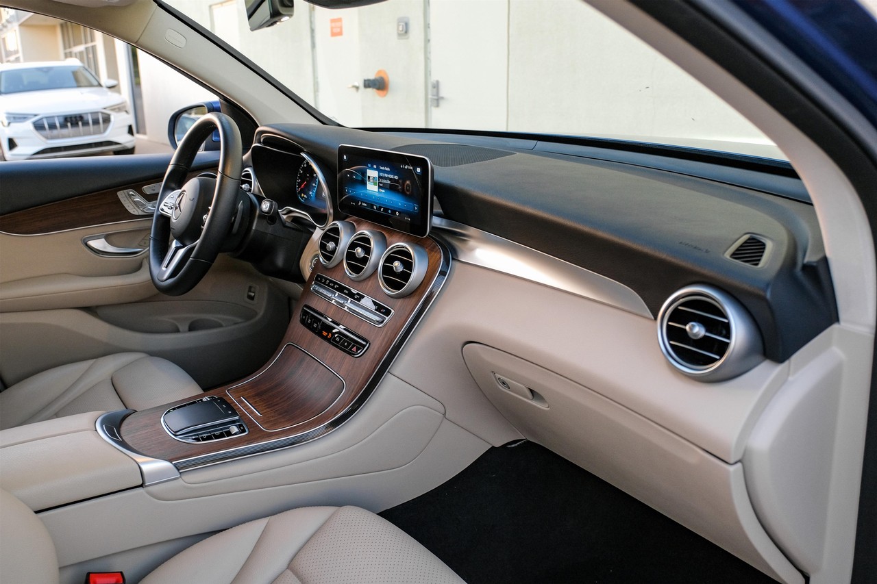 Mercedes-Benz GLC 300 Vehicle Main Gallery Image 13