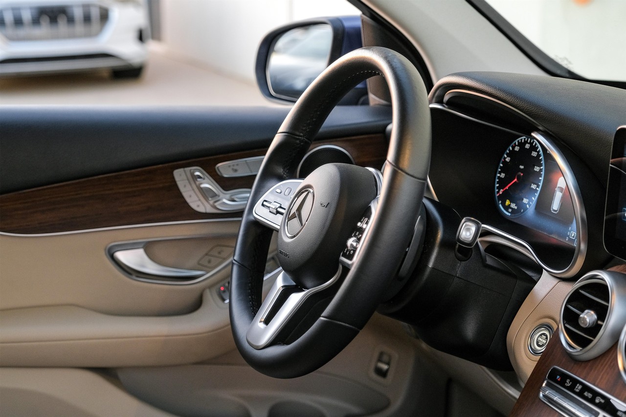 Mercedes-Benz GLC 300 Vehicle Main Gallery Image 14