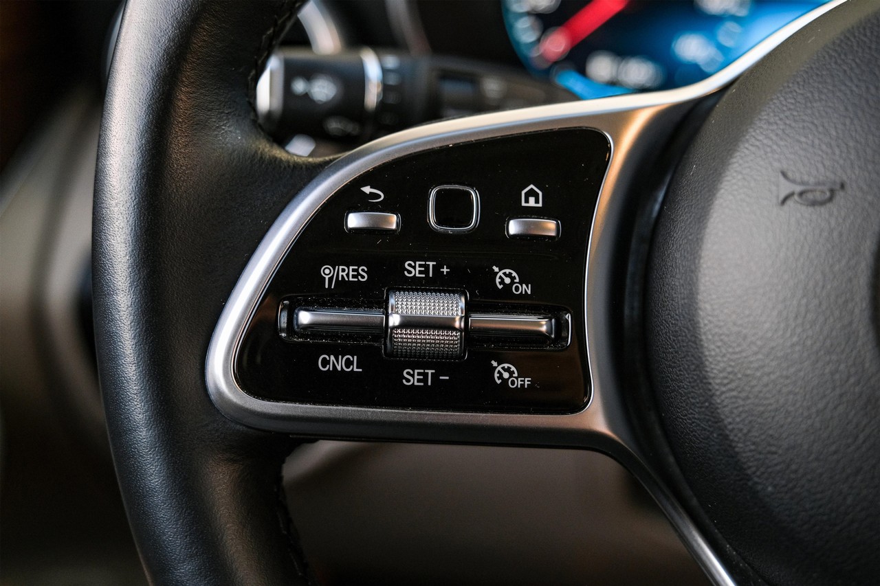 Mercedes-Benz GLC 300 Vehicle Main Gallery Image 17