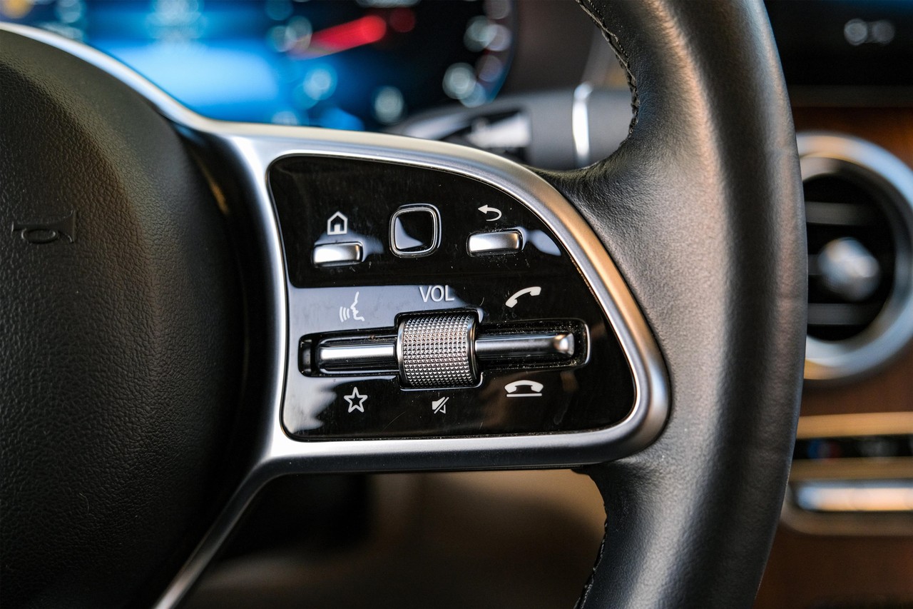 Mercedes-Benz GLC 300 Vehicle Main Gallery Image 18