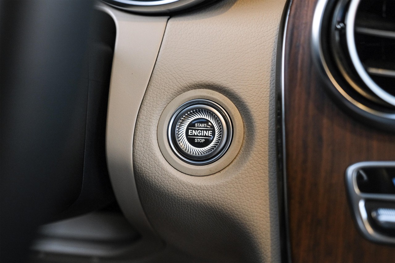 Mercedes-Benz GLC 300 Vehicle Main Gallery Image 21