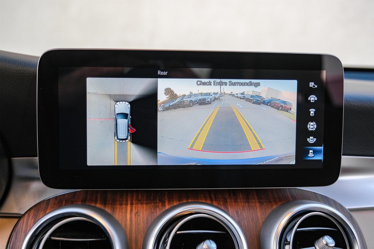 Mercedes-Benz GLC 300 Vehicle Main Gallery Image 22