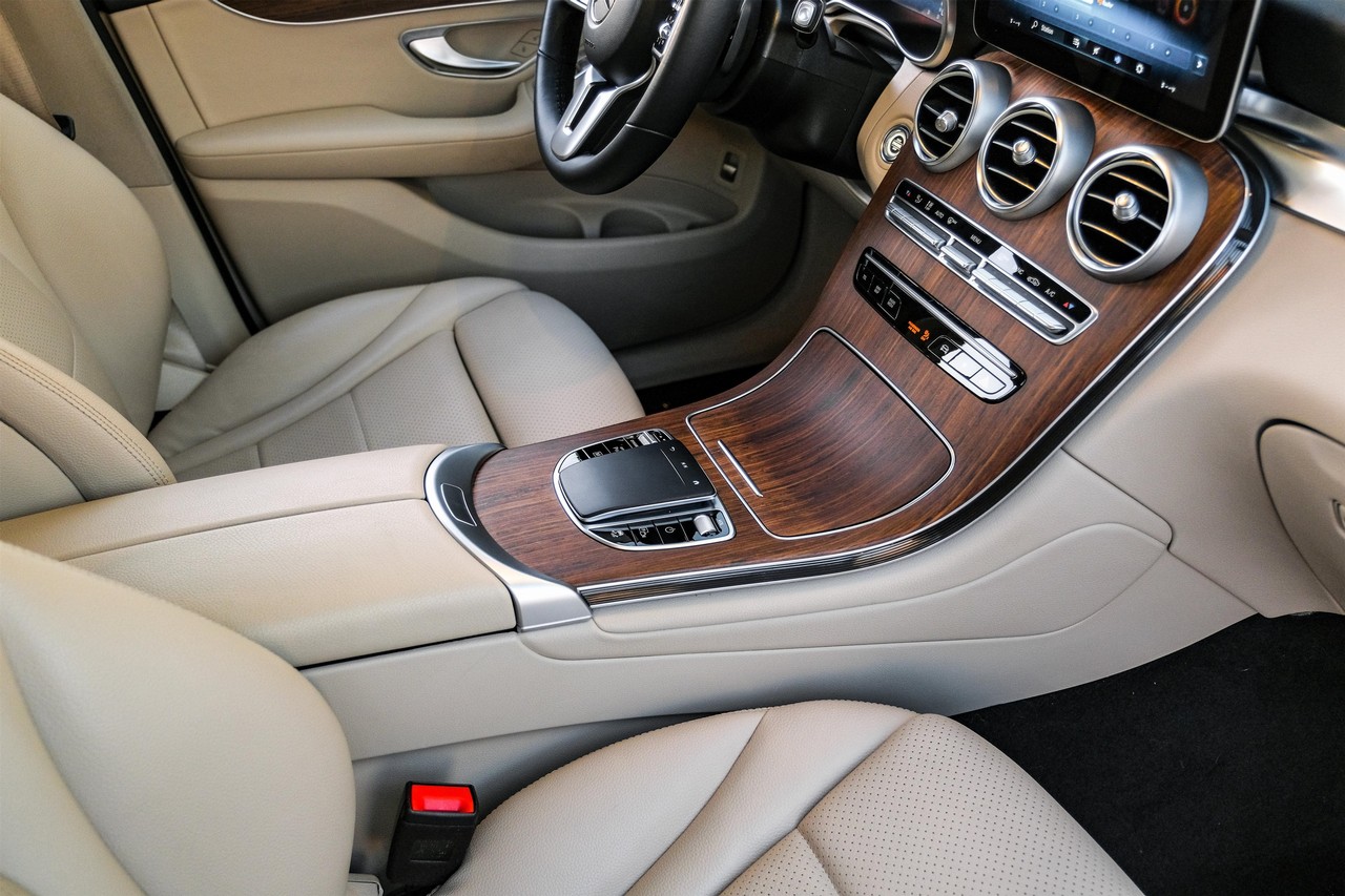 Mercedes-Benz GLC 300 Vehicle Main Gallery Image 23