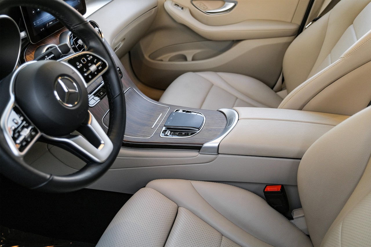 Mercedes-Benz GLC 300 Vehicle Main Gallery Image 24