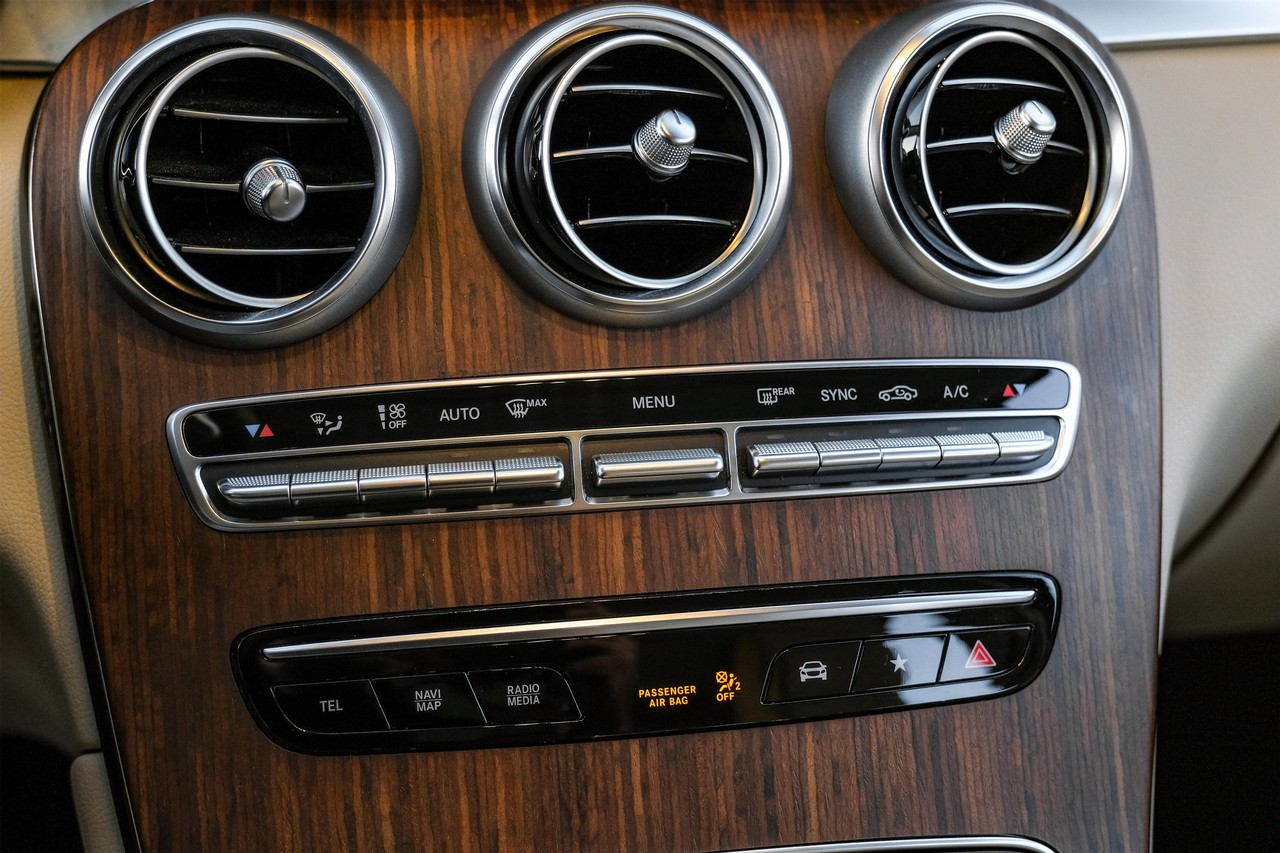 Mercedes-Benz GLC 300 Vehicle Main Gallery Image 26