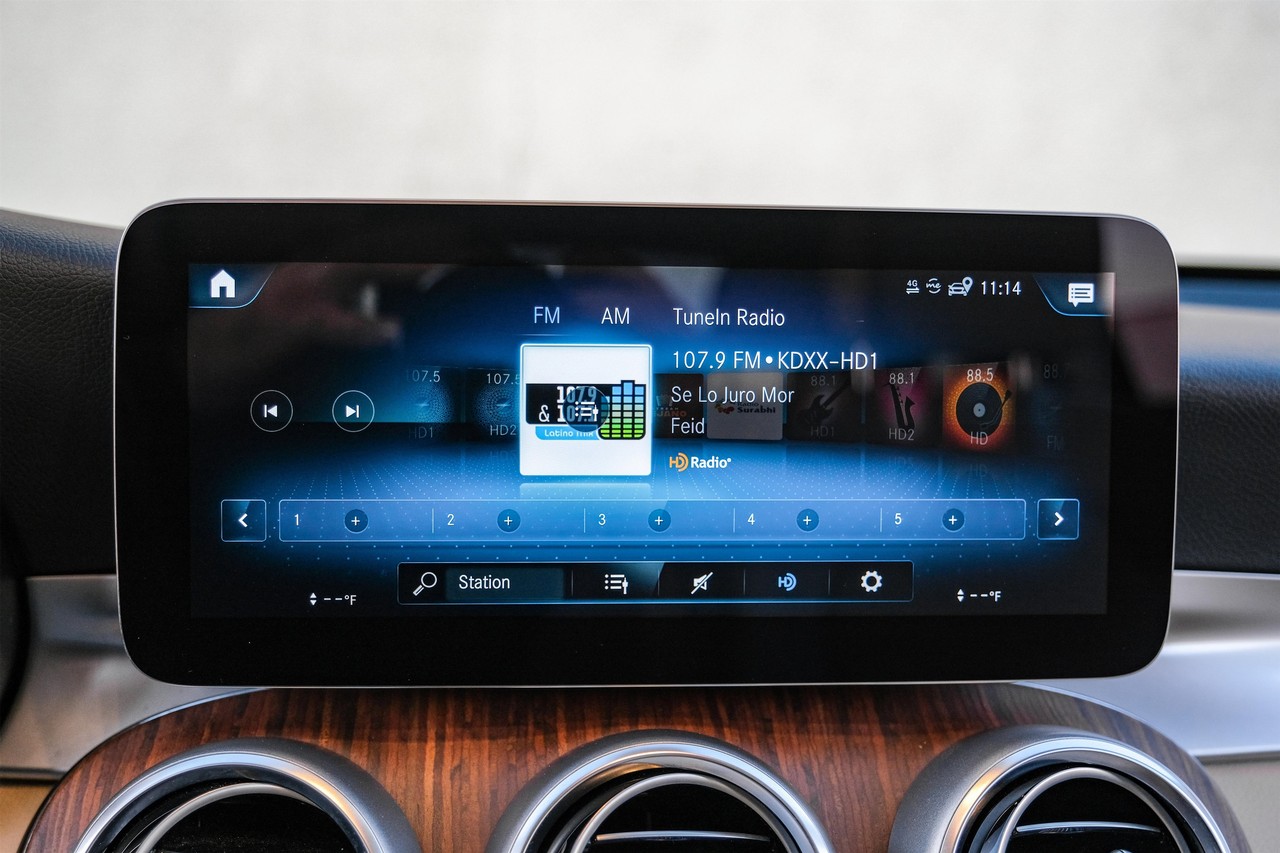 Mercedes-Benz GLC 300 Vehicle Main Gallery Image 28