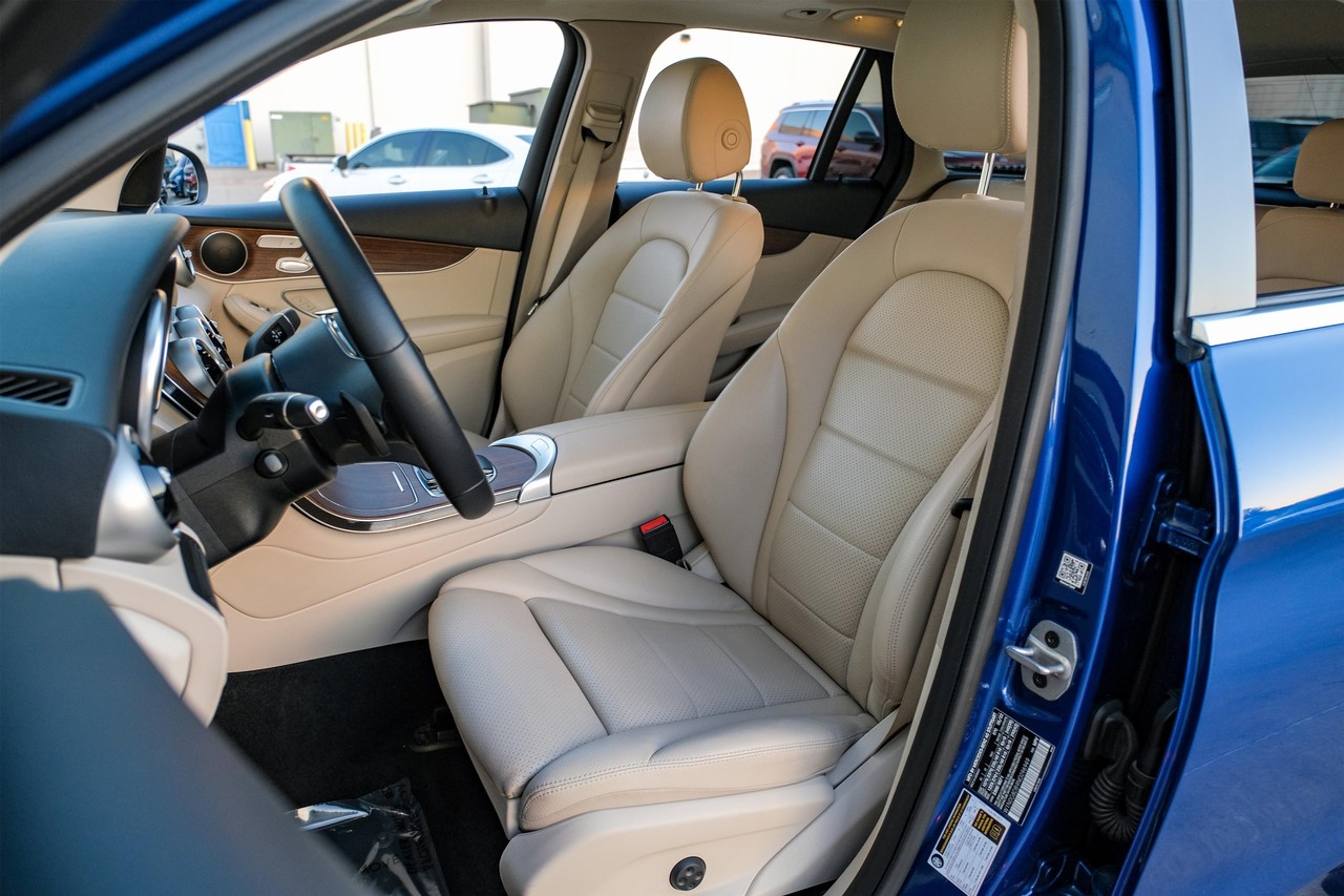 Mercedes-Benz GLC 300 Vehicle Main Gallery Image 29