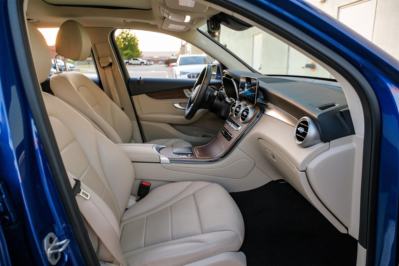 Mercedes-Benz GLC 300 Vehicle Main Gallery Image 30