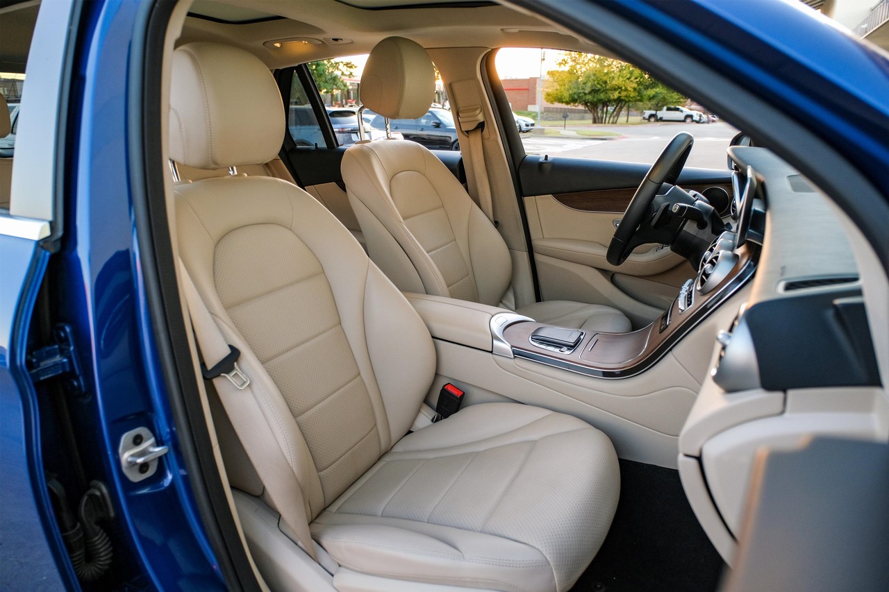 Mercedes-Benz GLC 300 Vehicle Main Gallery Image 31