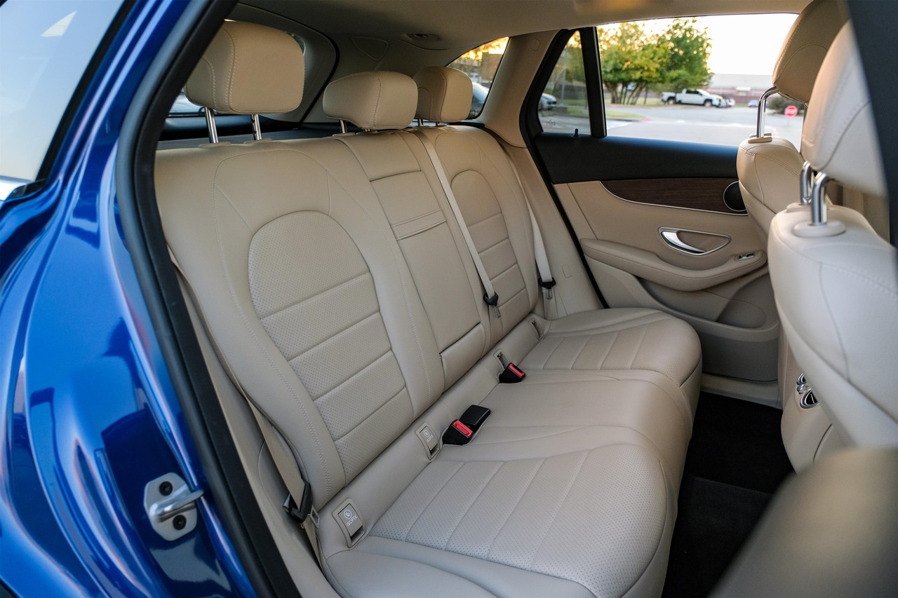 Mercedes-Benz GLC 300 Vehicle Main Gallery Image 32