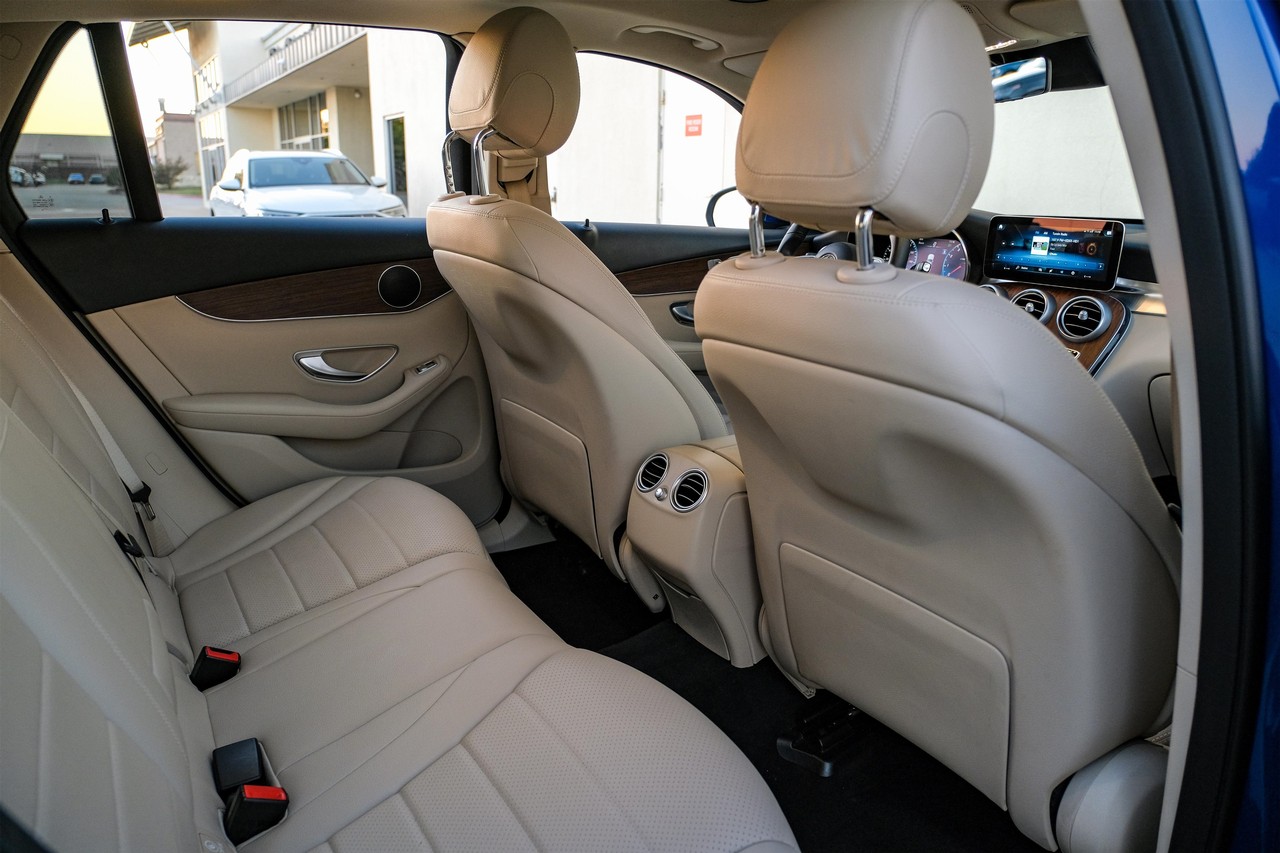 Mercedes-Benz GLC 300 Vehicle Main Gallery Image 33