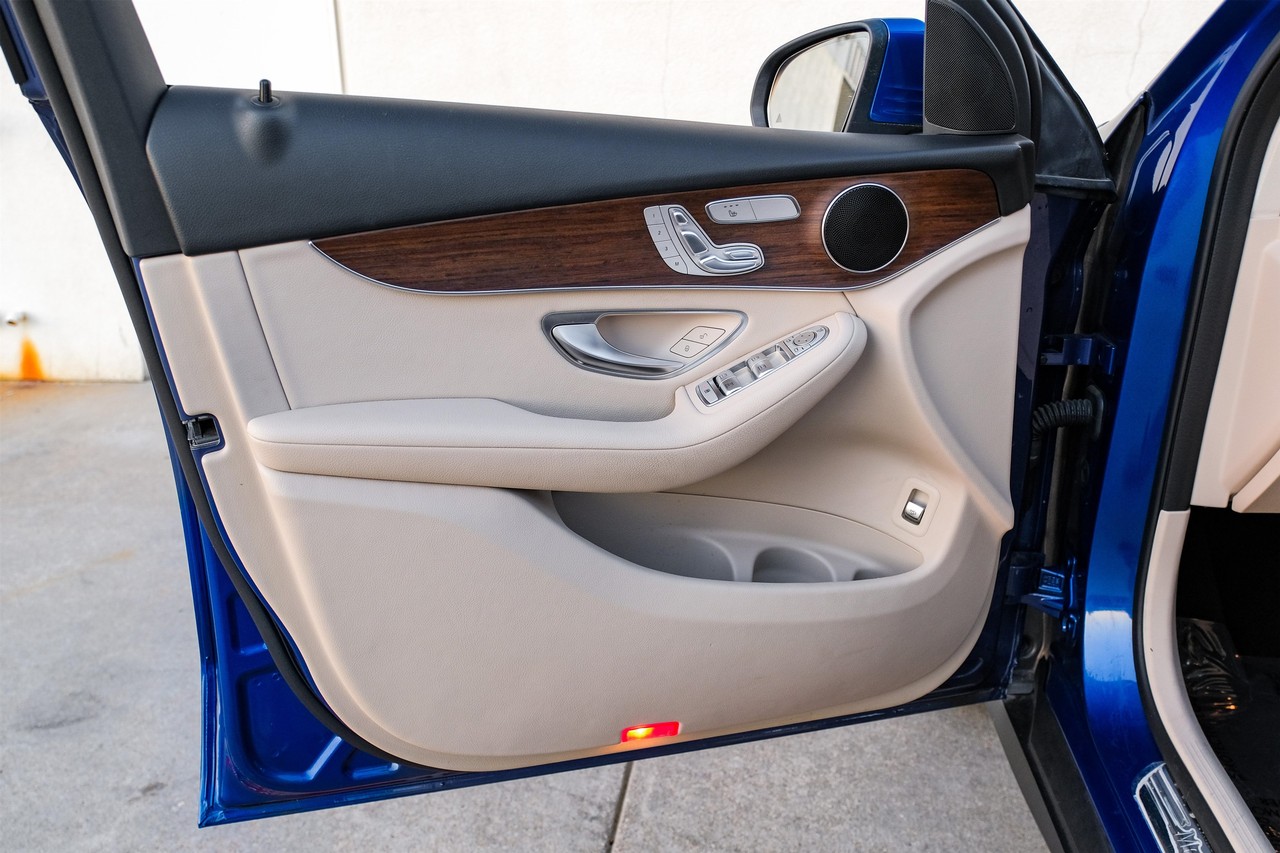 Mercedes-Benz GLC 300 Vehicle Main Gallery Image 36