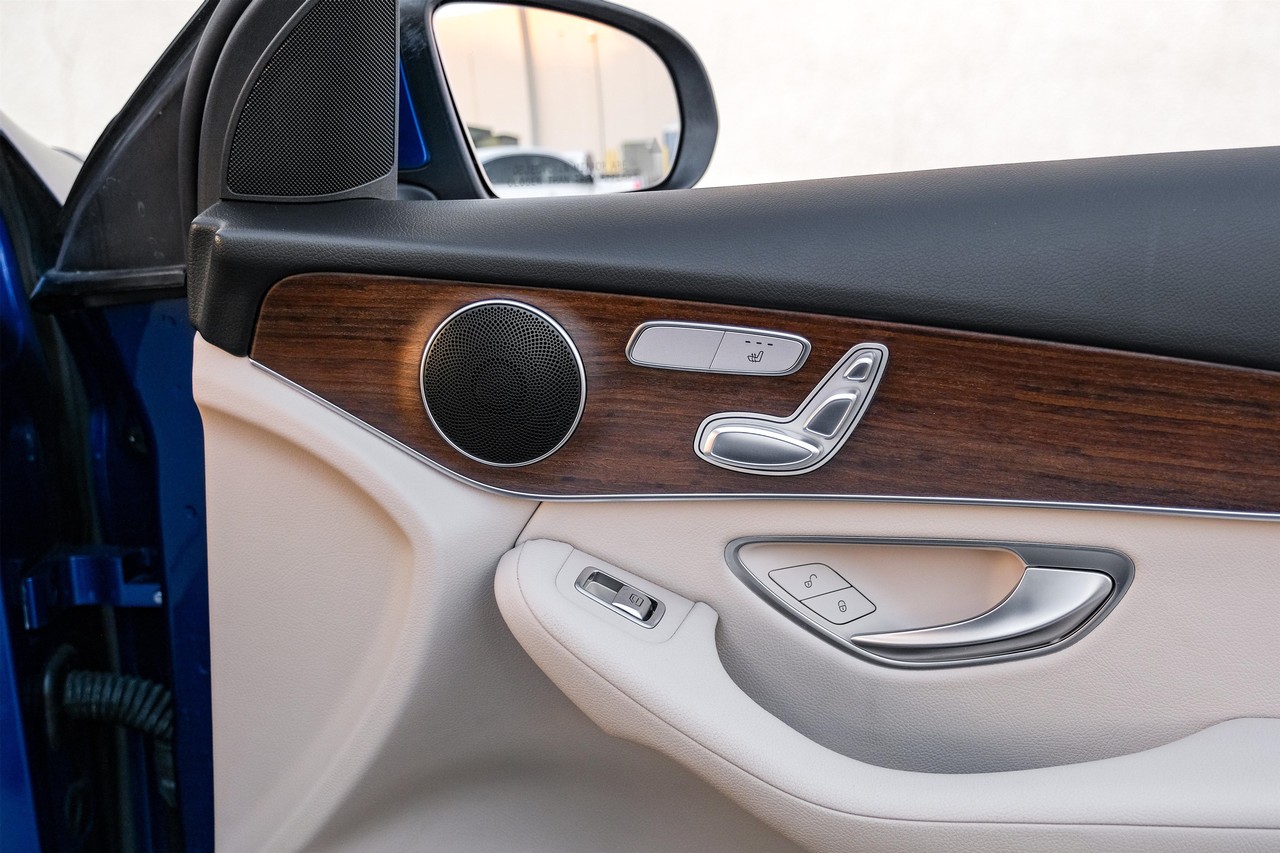 Mercedes-Benz GLC 300 Vehicle Main Gallery Image 39