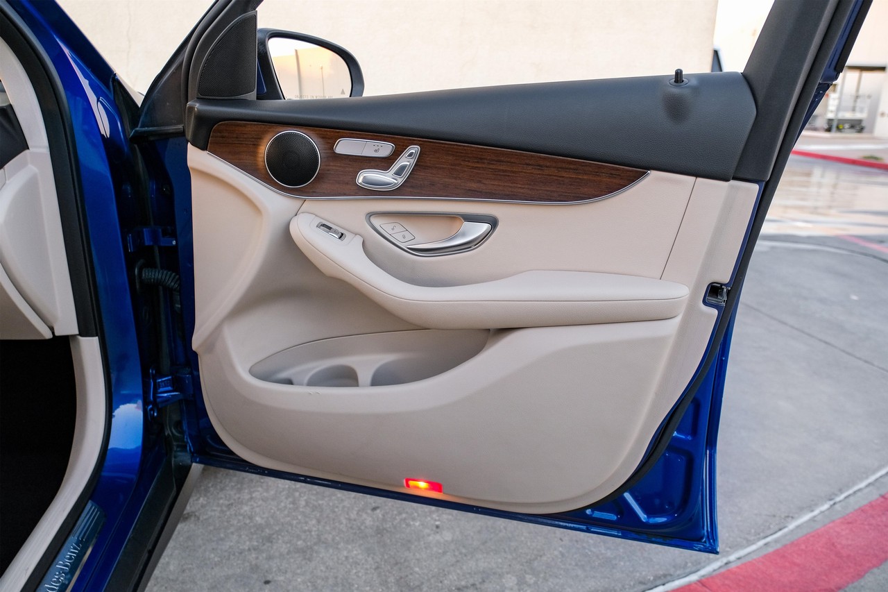 Mercedes-Benz GLC 300 Vehicle Main Gallery Image 40