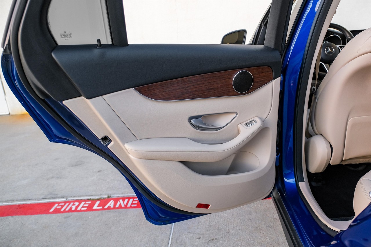 Mercedes-Benz GLC 300 Vehicle Main Gallery Image 41