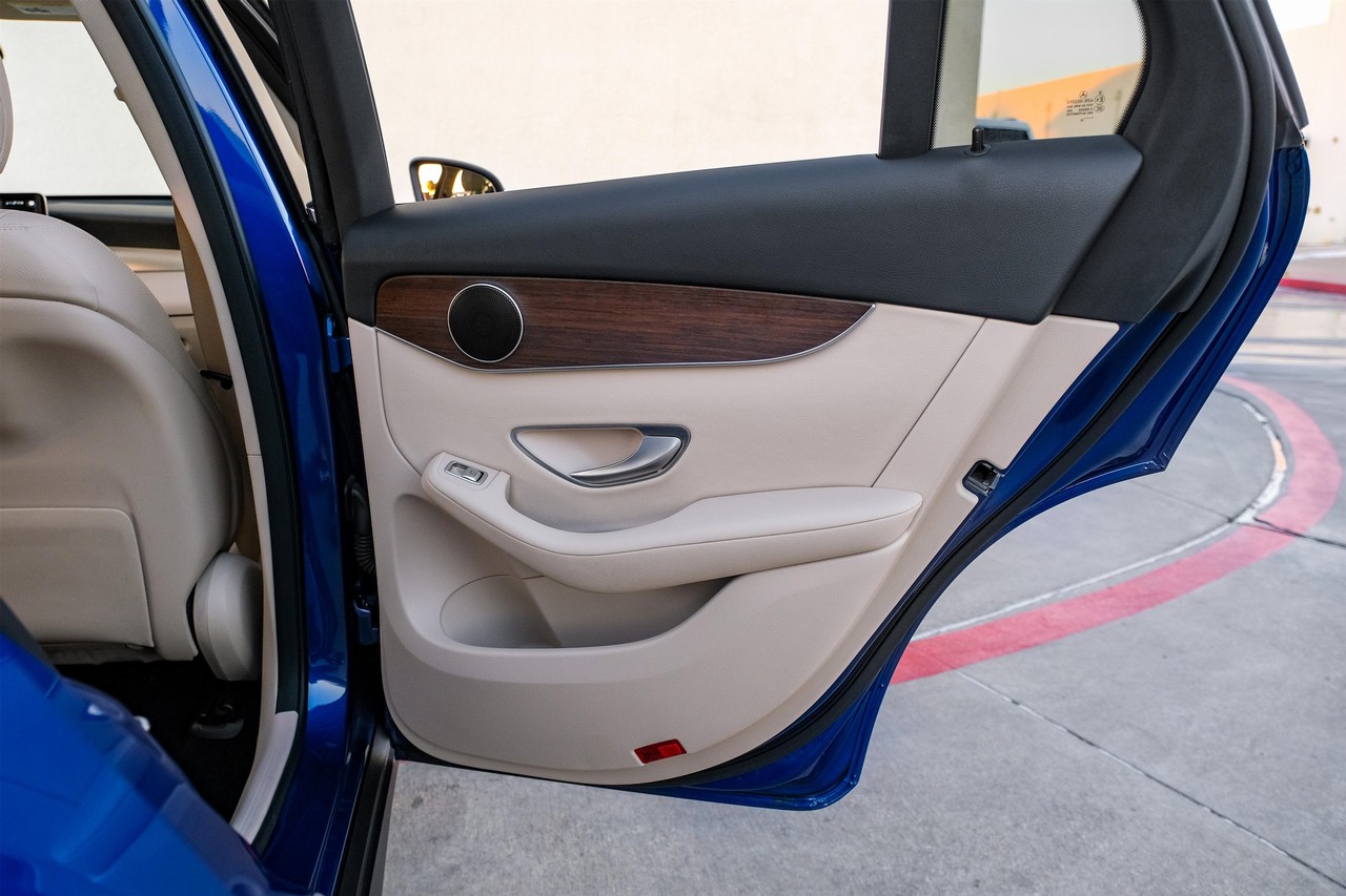 Mercedes-Benz GLC 300 Vehicle Main Gallery Image 42