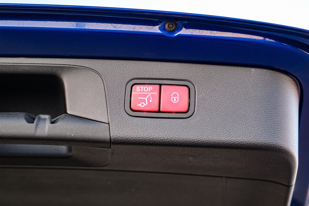 Mercedes-Benz GLC 300 Vehicle Main Gallery Image 47