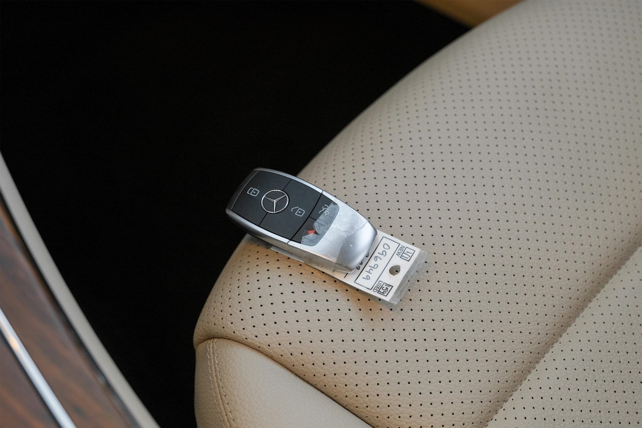 Mercedes-Benz GLC 300 Vehicle Main Gallery Image 52