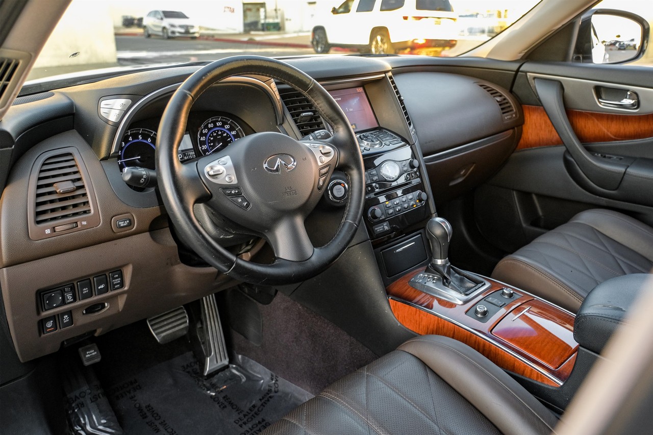 INFINITI QX70 Vehicle Main Gallery Image 03