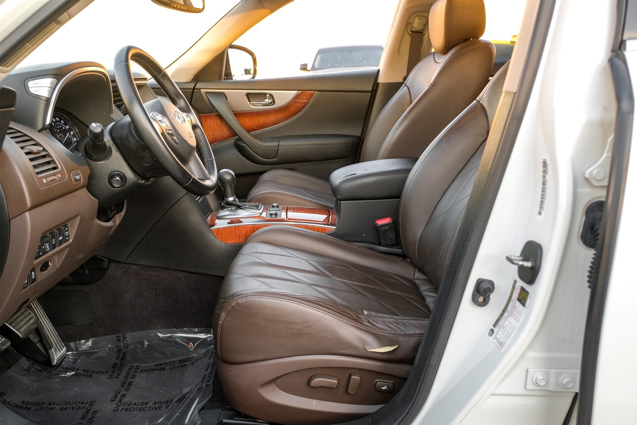 INFINITI QX70 Vehicle Main Gallery Image 04
