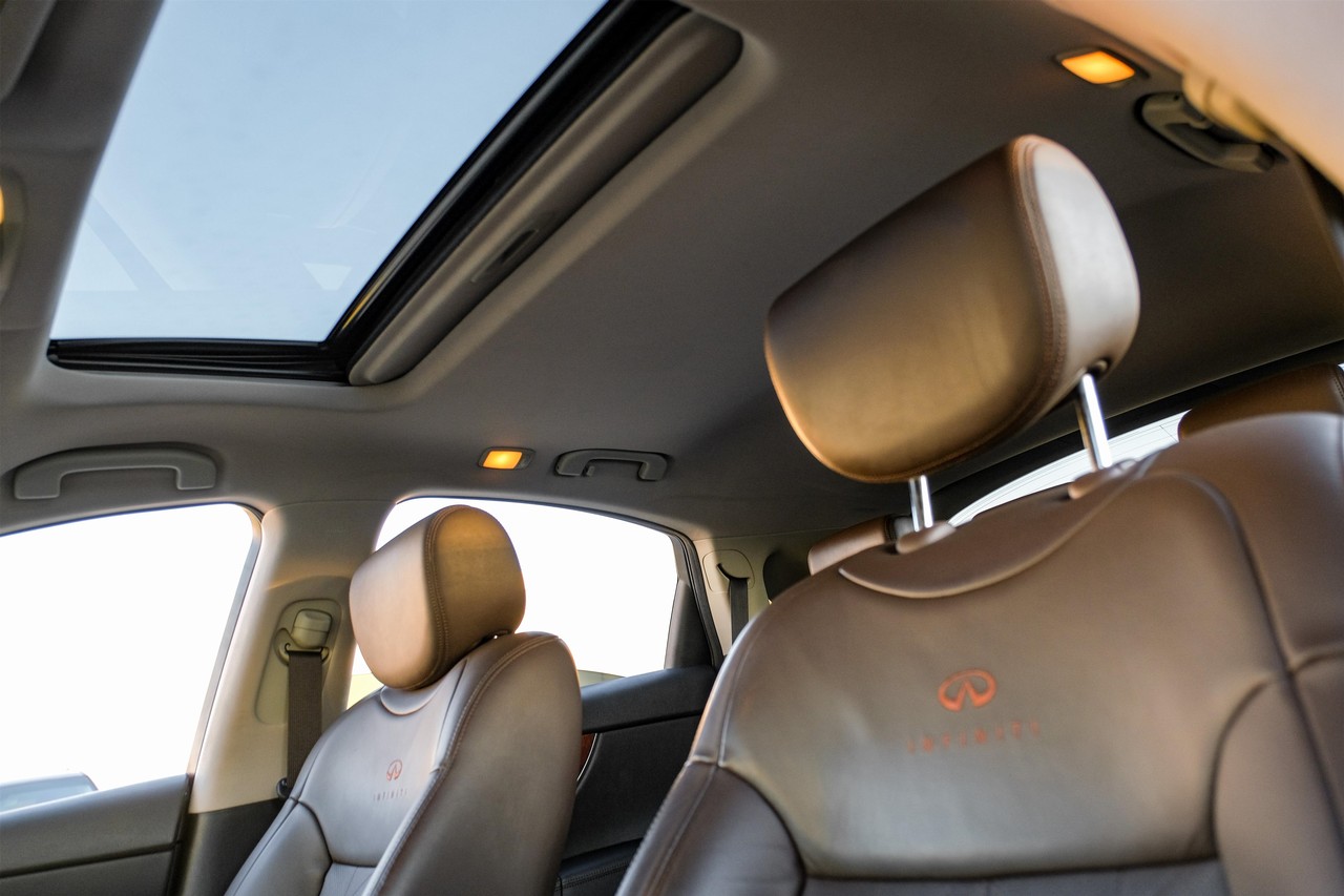 INFINITI QX70 Vehicle Main Gallery Image 05
