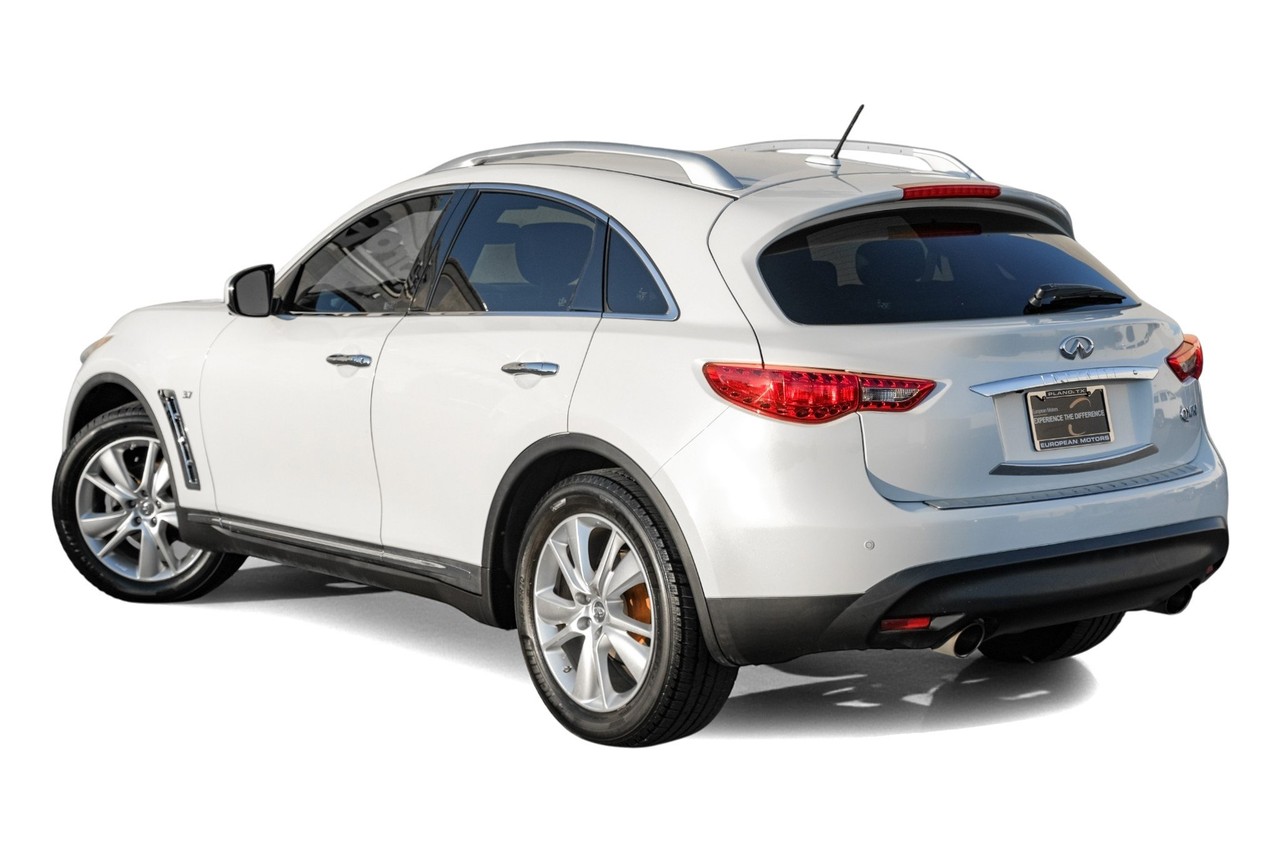 INFINITI QX70 Vehicle Main Gallery Image 11